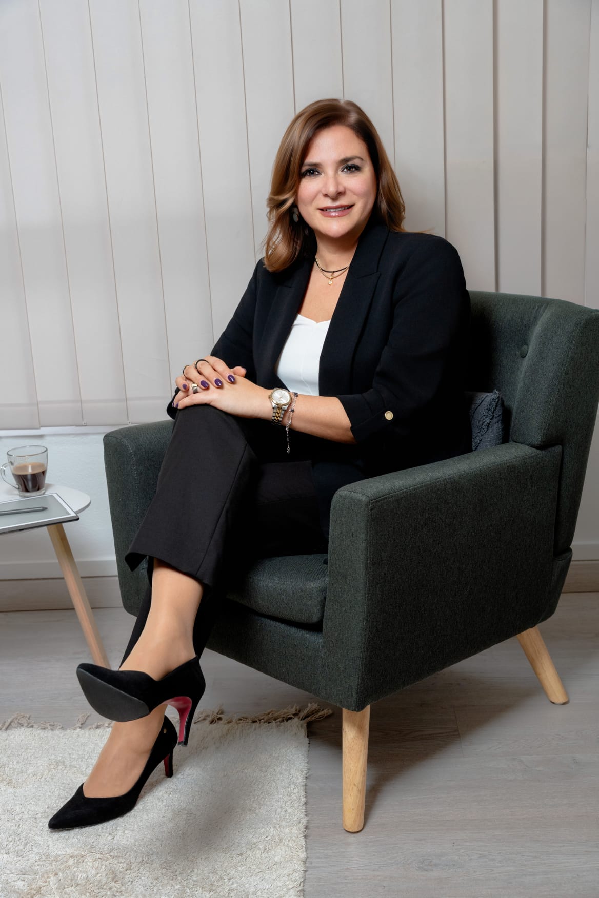 Gabriela Estévez Gil, psicóloga en Alicante, en su consulta